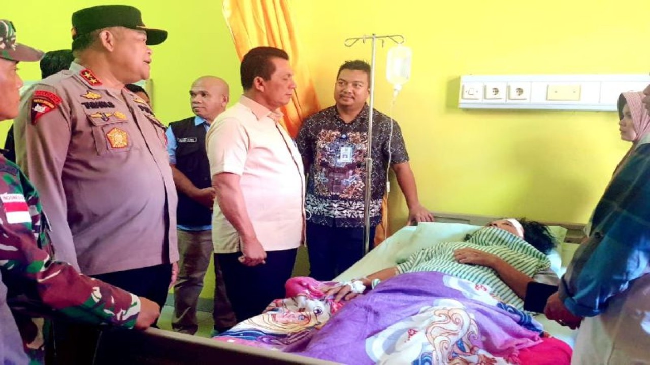 Ilustrasi - Gubernur Kepri Ansar Ahmad bersama Danrem 033/Wira Pratama Brigjen TNI Yudi Yulistyanto dan Kapolda Kepri Irjen Pol Tabana Bangun menjenguk seorang korban longsor yang sedang dirawat di RSUD Natuna di Ranai, Kamis (9/3/2023). (ANTARA/HO-Humas Pemprov Kepri)