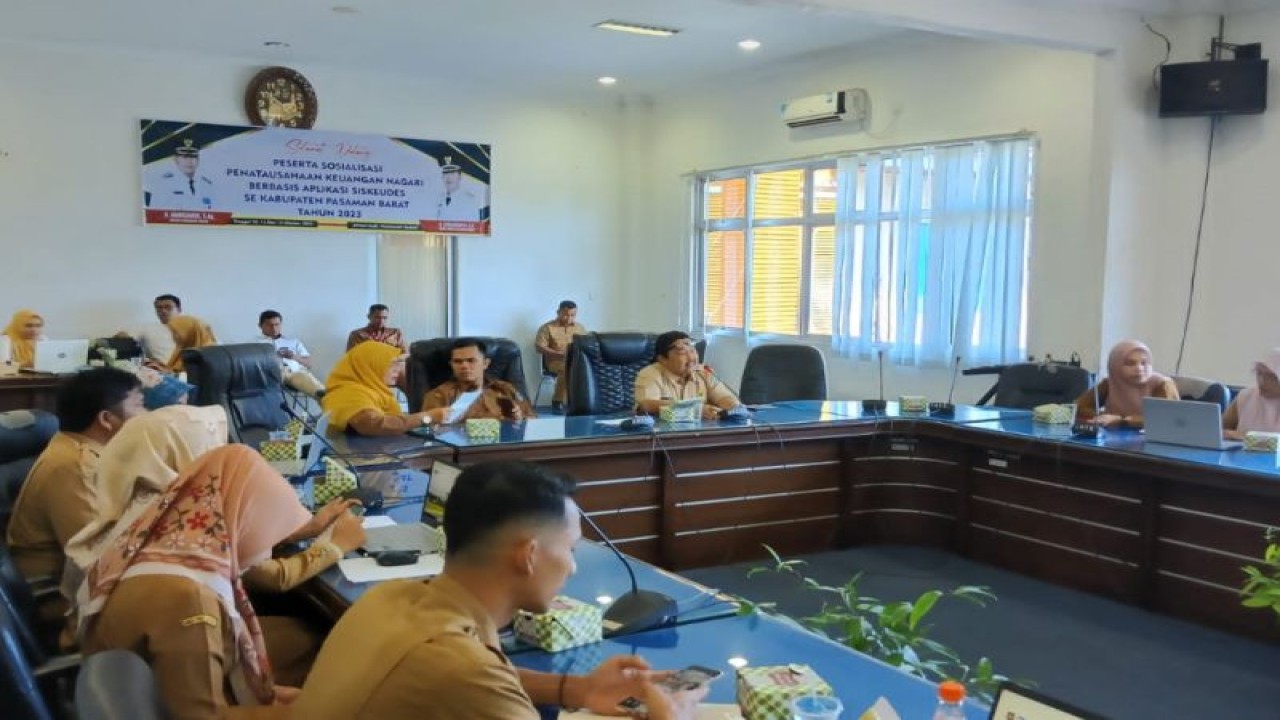 Dinas Pemberdayaan Masyarakat dan Nagari (DPMN) mengadakan sosialisasi penatausahaan keuangan nagari (desa) berbasis aplikasi sistem keuangan desa (siskeudes) terhadap perangkat nagari di daerah itu, Rabu (11/10/2023). Antara/Altas Maulana.