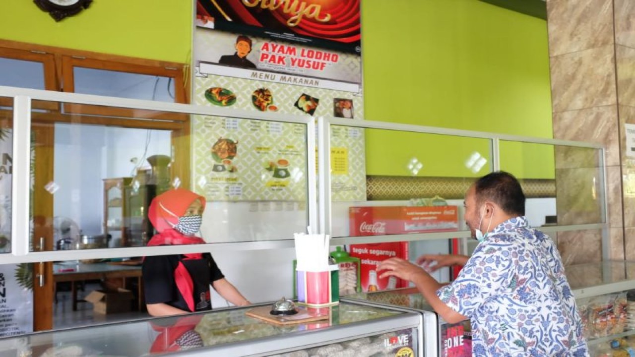 Ilustrasi konsumen memesan makanan di Warung Lodho Pak Yusuf di Trenggalek, Jawa Timur, Selasa (10/10/2023). ANTARA/HO-Humas DPRD Trenggalek