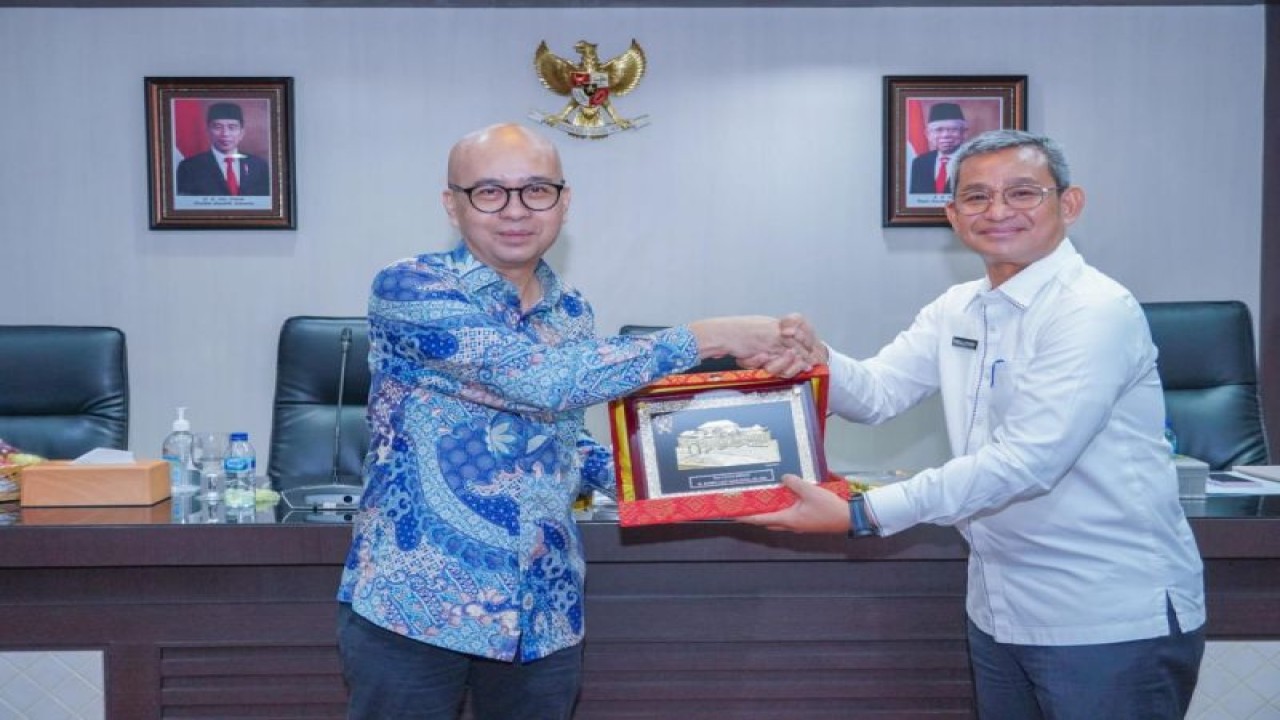 Sekda Kota Medan Wiriya Alrahman (kanan) menyerahkan cindera mata kepada pimpinan rombongan Majelis Bandaraya Ipoh Malaysia di Medan, Sumut, Rabu (18/10/2023). (ANTARA/HO-Diskominfo Kota Medan)