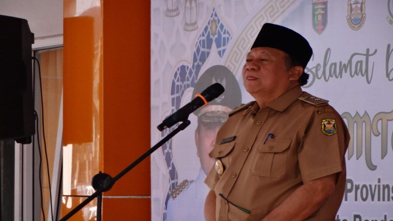 Wakil Wali Kota Bandarlampung Deddy Amarullah saat menyambut para kafilah dari kabupaten dan kota yang mengikuti MTQ ke-50 Tingkat Provinsi Lampung, di Kota Bandarlampung sebagai tuan rumah, Bandarlampung, Senin (9/10/2023). (ANTARA/Dian Hadiyatna)