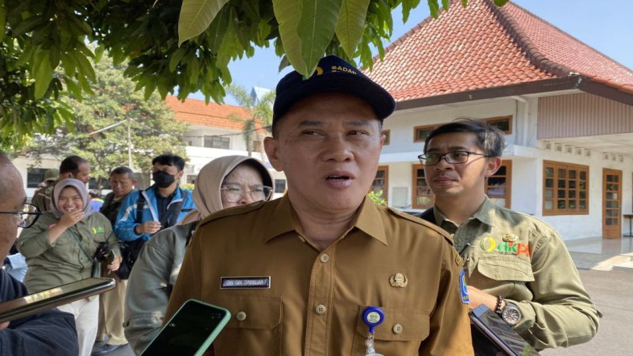 Kepala Dinas Ketahanan Pangan dan Pertanian (DKPP) Kota Bandung, Gin Gin Ginanjar saat meninjau Gerakan Pangan Murah di Lapang Seskoad, Kota Bandung, Jawa Barat, Senin (16/10/2023). (ANTARA/Rubby Jovan)