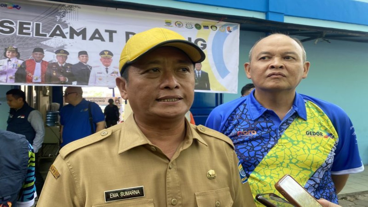 Sekretaris Daerah Kota Bandung, Ema Sumarna (kiri) dan Kepala Dinas Pemuda dan Olahraga (Dispora) Kota Bandung, Eddy Marwoto (kanan) saat memberikan keterangan di Lapang Lodaya, Kota Bandung, Jawa Barat, Selasa (10/10/2023). (ANTARA/Rubby Jovan)