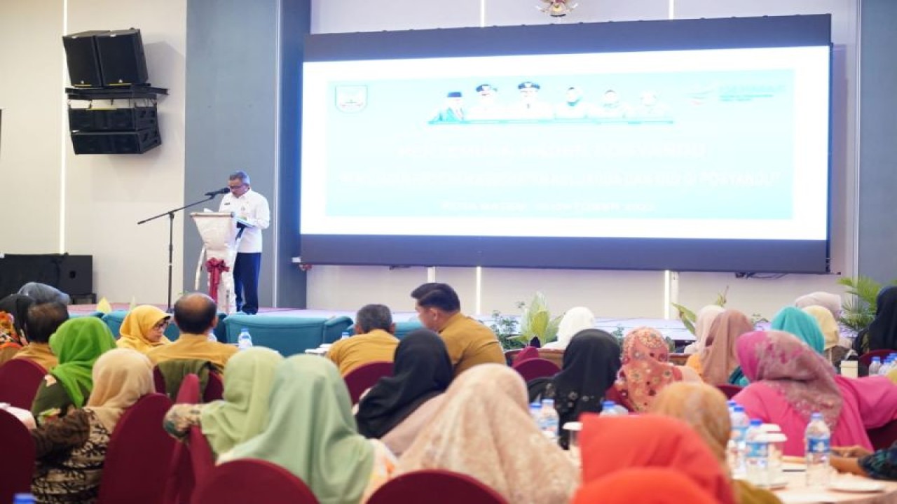 Sekretaris Daerah Kota Batam Jefridin Hamid membuka Pertemuan Kader Posyandu Tingkat Kota Batam tahun 2023 terkait Penguatan Program Kesehatan Keluarga dan Gizi di Posyandu. (ANTARA/HO-Pemkot Batam)