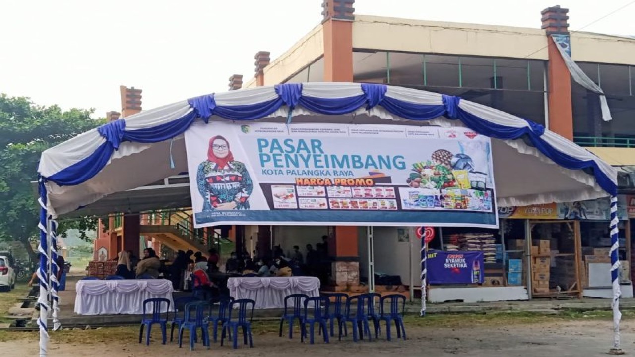 Kegiatan pasar penyeimbang yang dilaksanakan oleh Pemkot Palangka Raya di kawasan Jalan Yos Sudarso, beberapa waktu lalu. ANTARA/Dokumentasi Pribadi