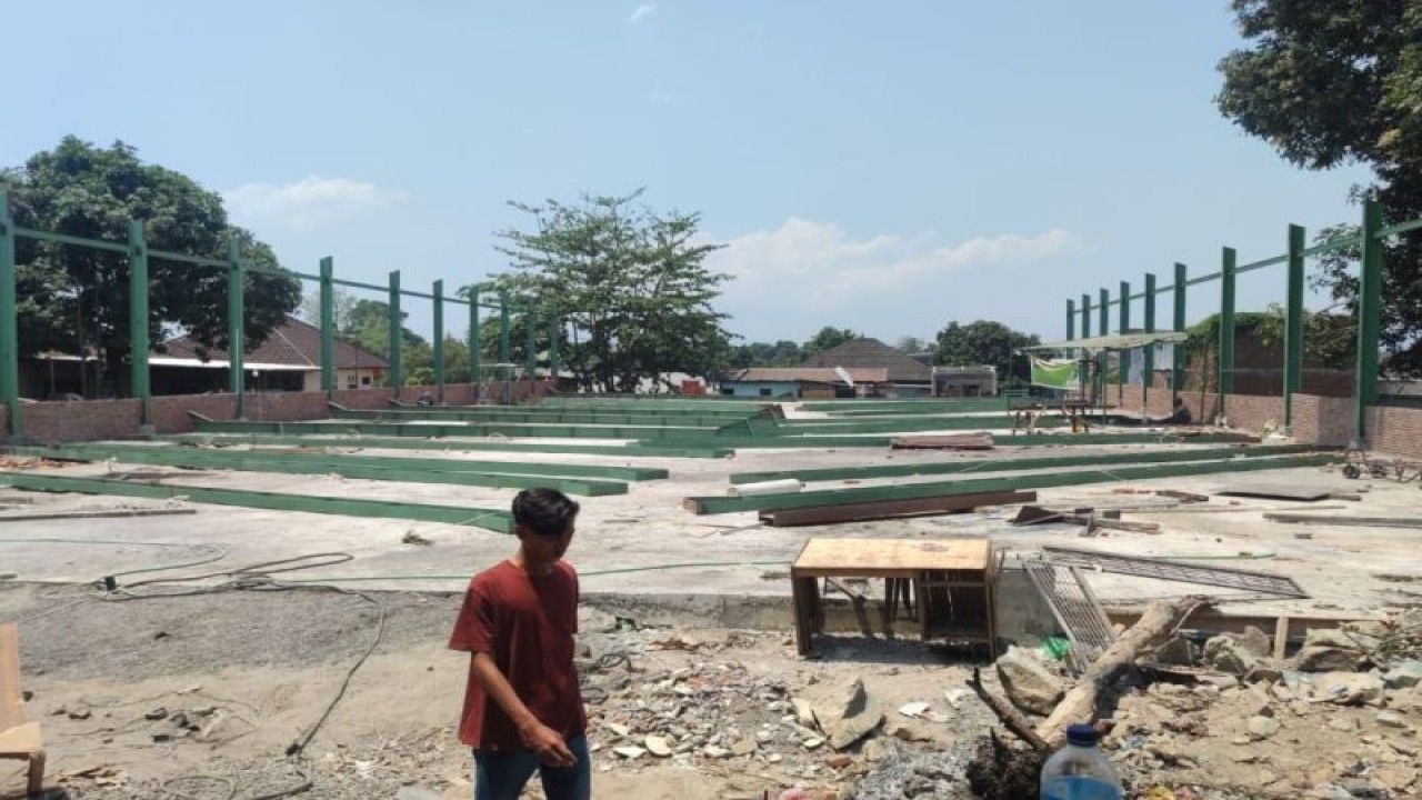 Kegiatan pembangunan rumah industri logam di Getap, Kecamatan Sandubaya, Kota Mataram, Provinsi Nusa Tenggara Barat. ANTARA/Dokumentasi pribadi