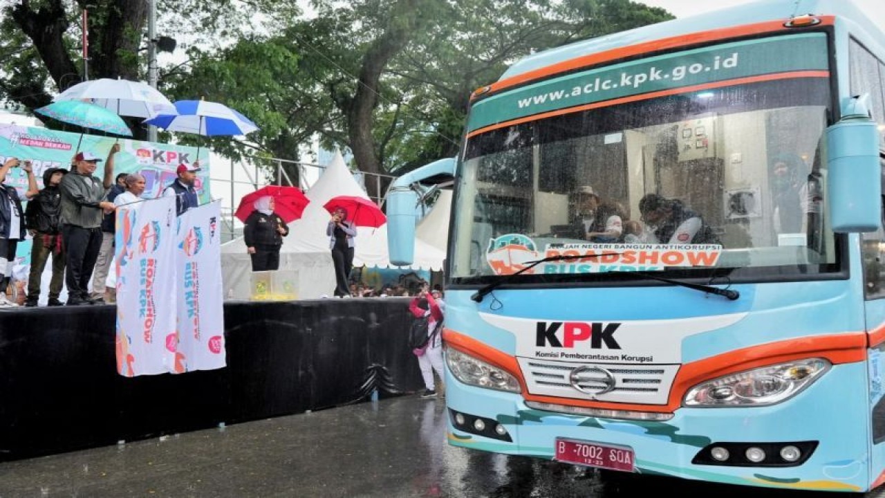 Inspektur Kota Medan Sulaiman Harahap mengangkat bendera sebagai pertanda pelepasan Roadshow Bus KPK di Medan, Sumut, Ahad (29/10/2023). ANTARA/HO-Diskominfo Kota Medan