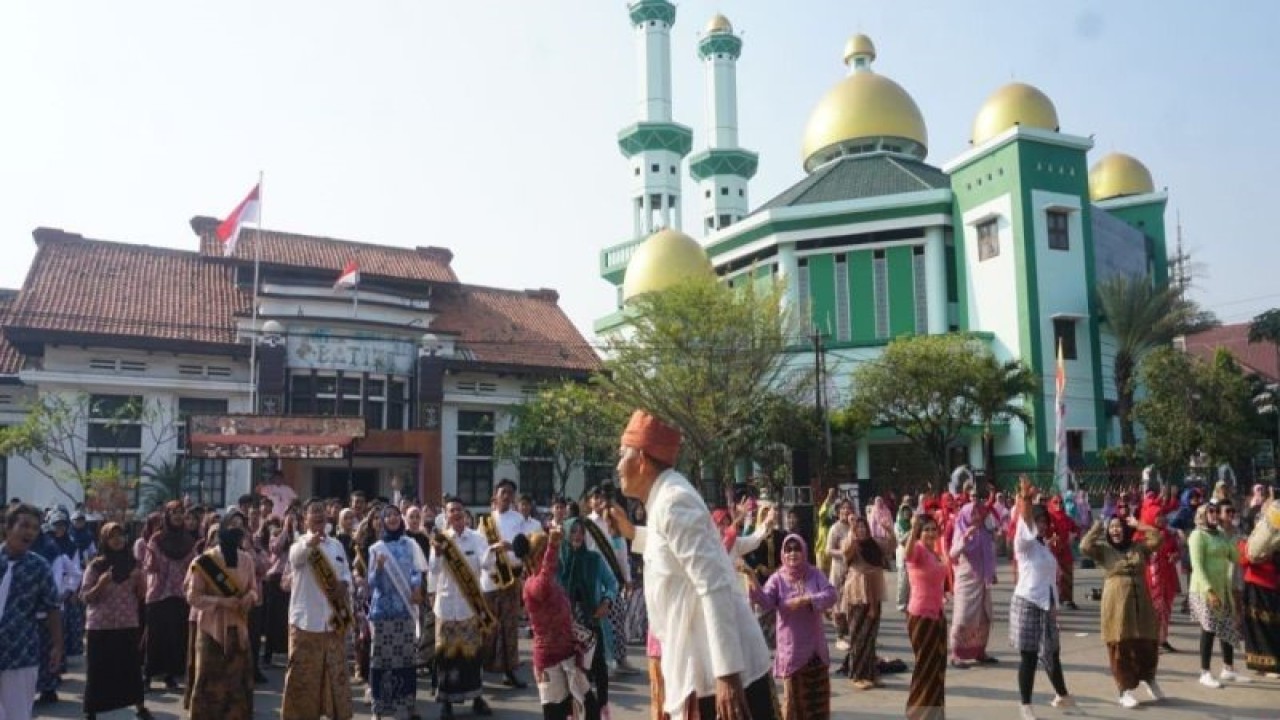 Aparatur sipil negara Pemkot Kota Pekalongan sedang bersenam bersama dengan menggunakan sarung batik dalam rangkaian Hari Batik Nasional 2023 yang diselenggarakan di halaman depan Museum Batik Pekalongan, Senin (2/10/2023). ANTARA/Kutnadi