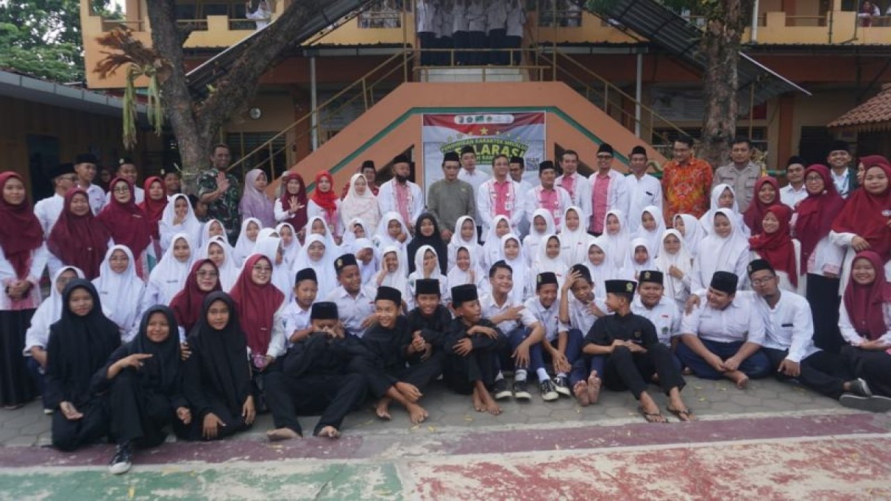 Wali Kota Pekalongan Afzan Arslan Djunaid bersama tenaga pendidik MTs Hidayatul Athfal Kota Pekalongan dan siswa berfoto bersama dalam rangka Deklarasi Sekolah Ramah Anak 2023 di Pekalongan, Selasa (10/10/2023). (ANTARA/HO-Humas Kota Pekalongan)