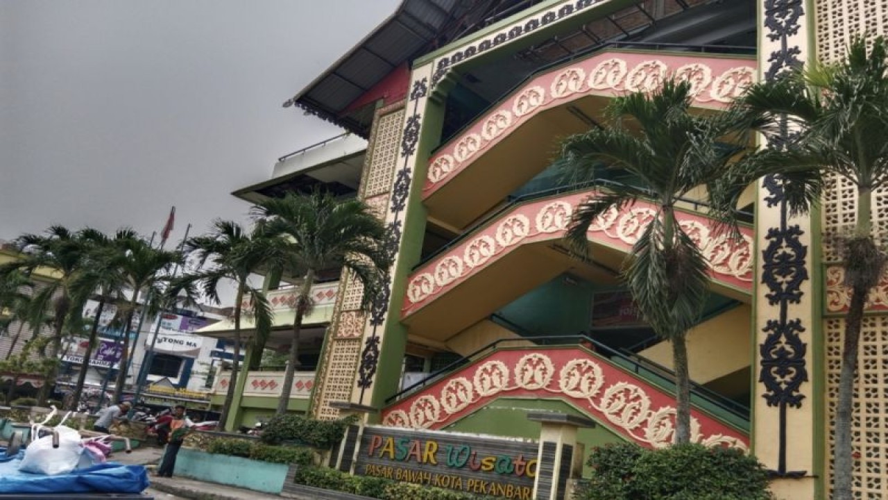 Pasar Bawah Pekanbaru yang akan direnovasi pada 1 November mendatang. Untuk sementara para pedagang akan dipindahkan ke TPS pada Bekas Pelabuhan Pelindo I. ANTARA/Bayu Agustari Adha