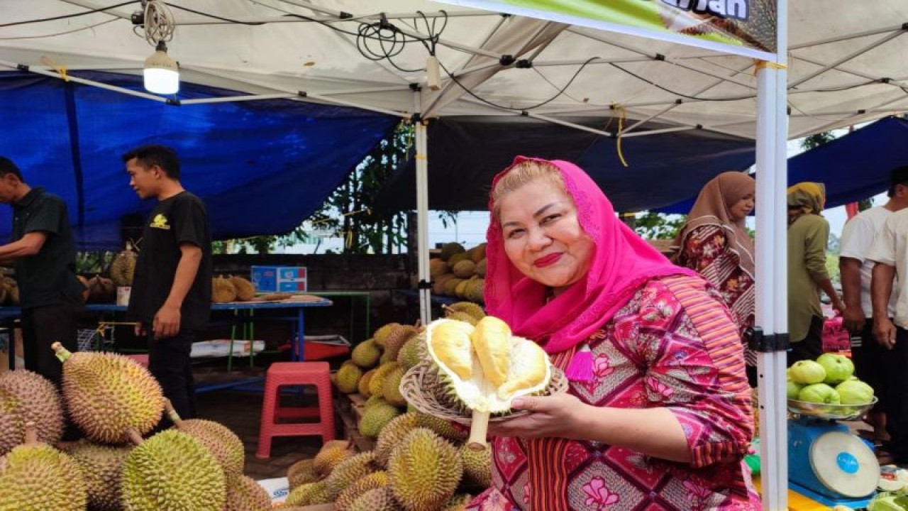 Wali Kota Semarang Hevearita Gunaryanti Rahayu menunjukkan durian Malika, varietas durian lokal khas Semarang. (ANTARA/HO-Pemkot Semarang)
