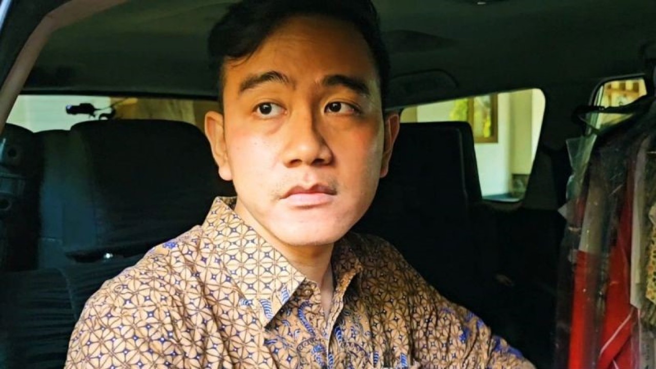 Wali Kota Surakarta Gibran Rakabuming Raka memberikan keterangan kepada wartawan di Solo, Jawa Tengah, Senin (9/10/2023). ANTARA/Aris Wasita