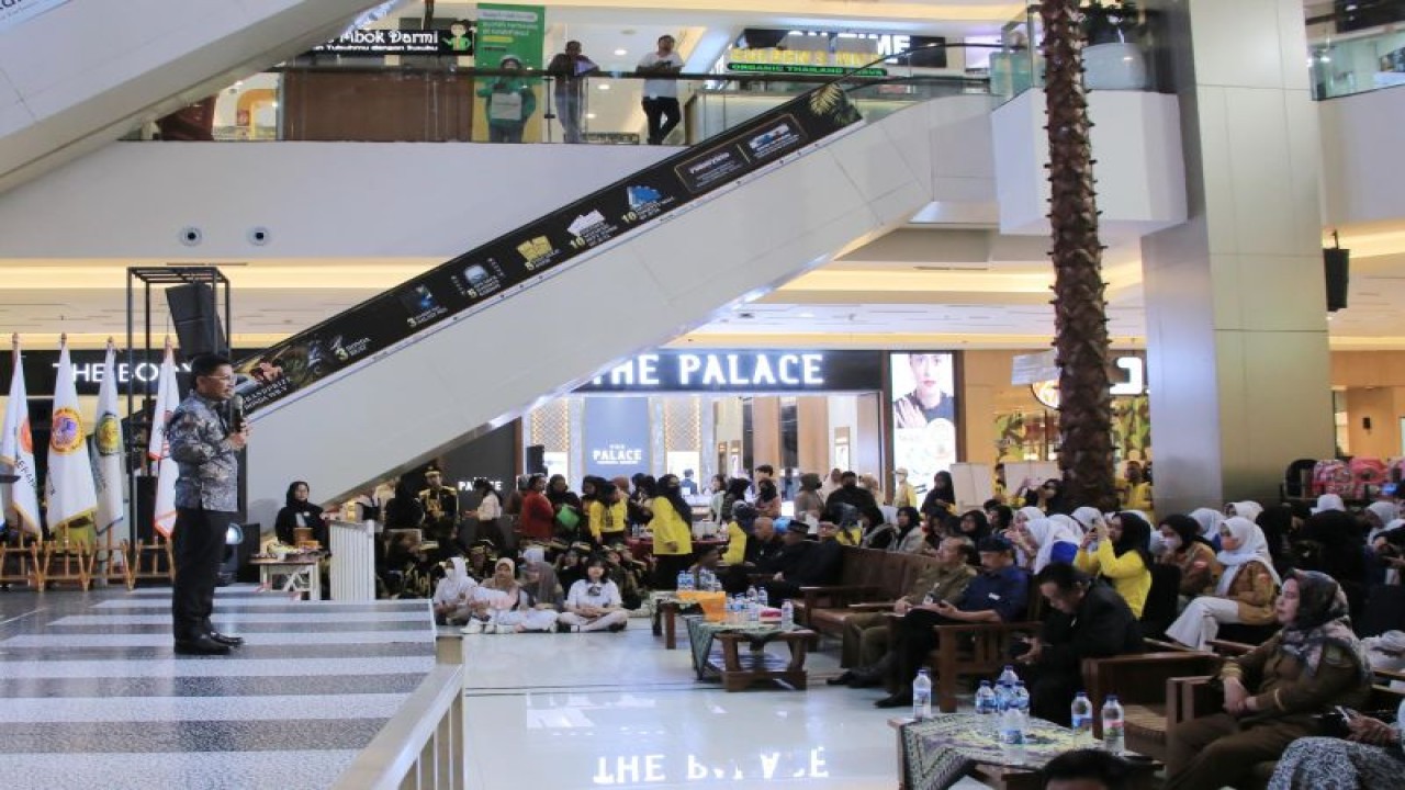 Wakil Wali Kota Tangerang Sachrudin memberikan sambutan saat menghadiri acara Dies Natalis 20 Tahun Akademi Kebidanan Assyifa yang diselenggarakan di Atrium Mall Tangcity, Kota Tangerang, Selasa. (ANTARA/HO-Pemkot Tangerang)