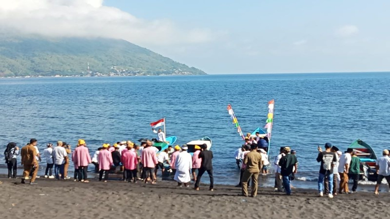Pemkot Ternate bersama Kesultanan Ternate menggelar ritual "turun pasir" sebagai ungkapan rasa syukur atas perwujudan keindahan alam Ternate yang mempesona terutama di objek wisata Pantai Sulamadaha, Selasa (17/10/2023). ANTARA/Abdul Fatah