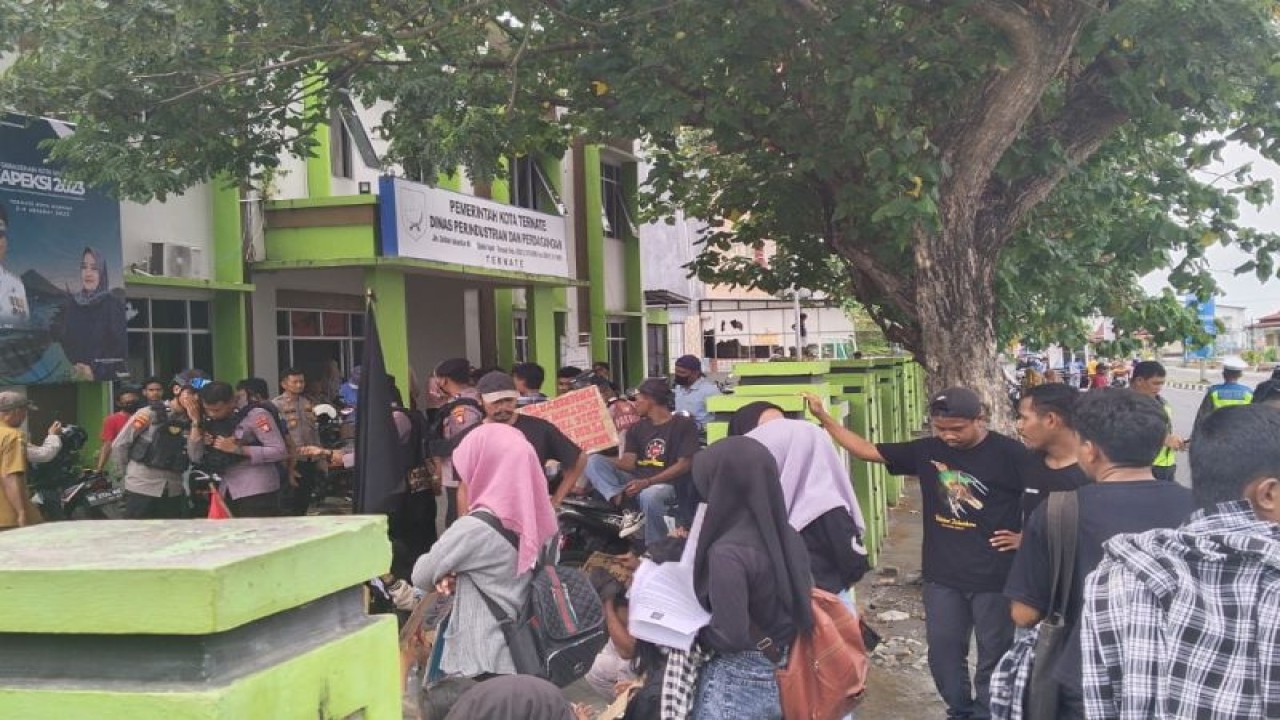 Puluhan massa dari Gerakan Mahasiswa Pemerhati Sosial (Gamhas) datangi Disperindag Kota Ternate, menuntut agar institusi ini fokus benahi Pasar Gamalama Ternate, Rabu (4/0/2023). ANTARA/Abdul Fatah (Abdul Fatah)