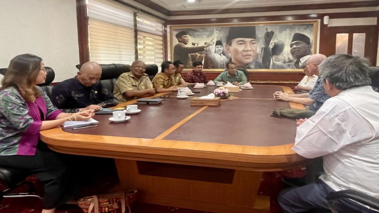 Pj Gubernur Bali Sang Made Mahendra Jaya bersama jajaran OPD dan Evigreen-Indo Energy Inggris bahas kerja sama penanganan masalah sampah, Denpasar, Selasa (24/10/2023). ANTARA/Ho-Pemprov Bali