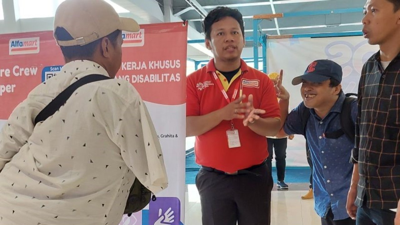 Pegawai Alfamart menjelaskan lowongan pekerjaan khusus disabilitas kepada sejumlah pelamar berkebutuhan khusus dalam kegiatan Job Fair, di Bengkulu, Rabu (11/10/2023). (ANTARA/Boyke Ledy Watra)