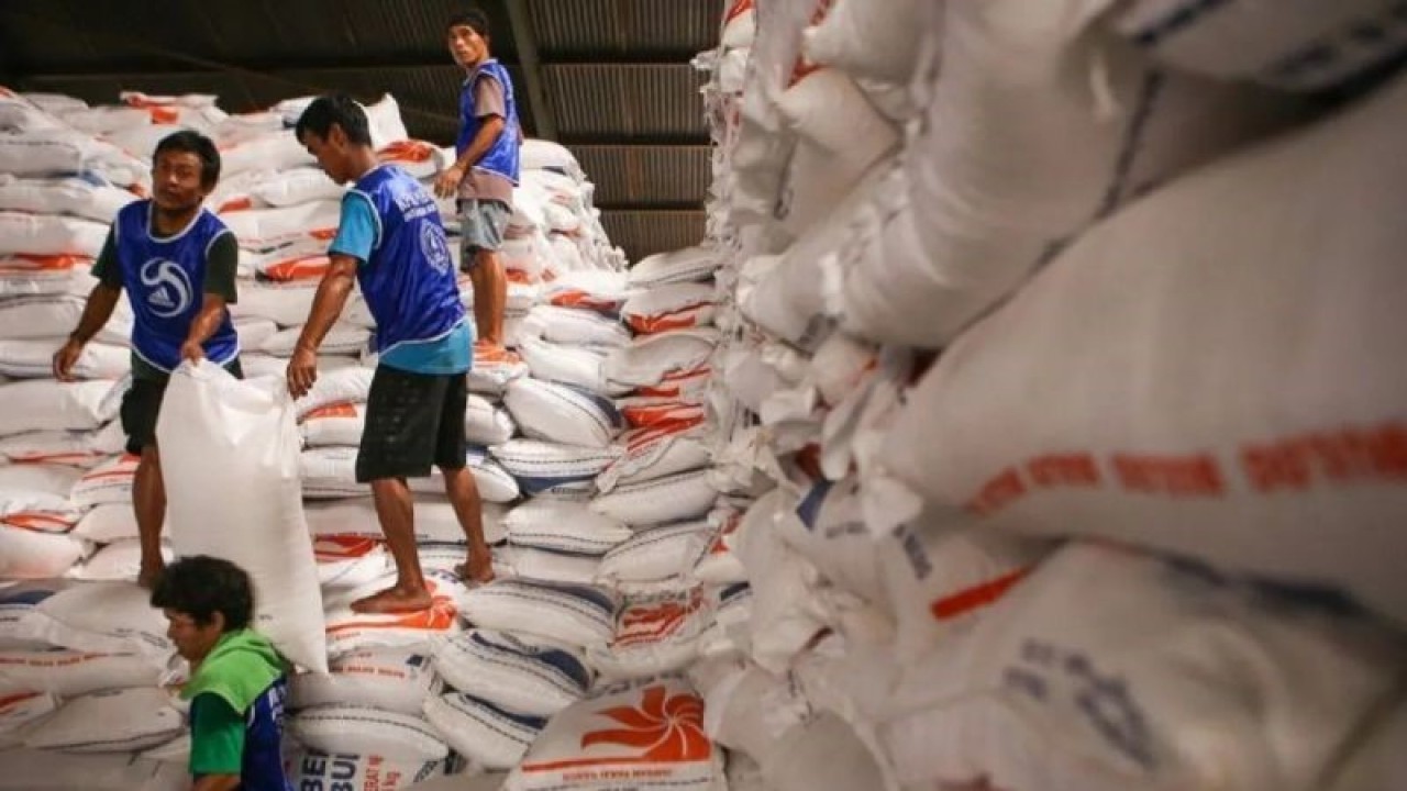Pekerja mengangkat beras saat bongkar-muat di Pasar Induk Beras Cipinang (PIBC), Jakarta, Rabu (4/10/2023). ANTARA FOTO/Fauzan/Spt/aa.