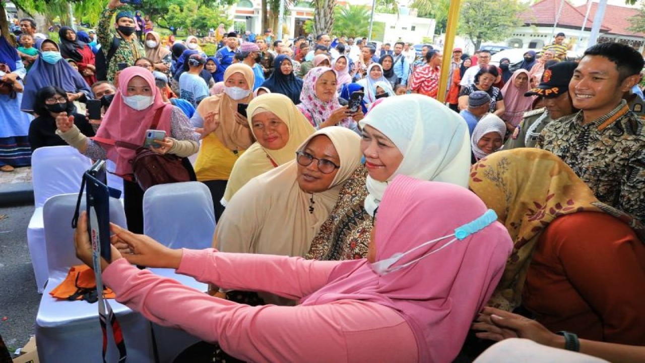 Foto Arsip - Gubernur Jatim Khofifah Indar Parawansa melayani swafoto bersama sejumlah warga di Tuban pada 2 Oktober 2023. ANTARA/HO-Biro Adpim Jatim