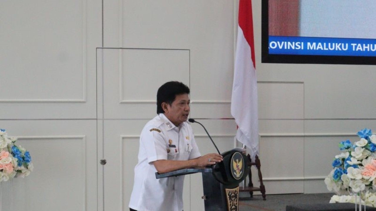 Sekda Maluku Sadali Ie saat membuka rapat koordinasi untuk meningkatkan kualitas tata kelola jabatan fungsional oleh Badan Kepegawaian Daerah Pemerintah Provinsi Maluku (Antara/HO-Pemprovmaluku)