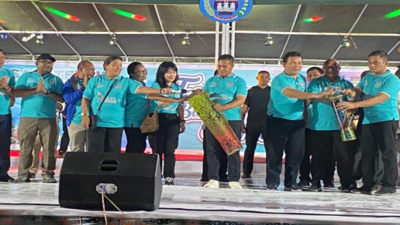 Penjabat Gubernur Papua Ridwan Rumasukun (tengah) saat memukul tifa sebagai tanda pembukaan Festival Budaya Saireri yang dilaksanakan Pemkab Kepulauan Yapen. ANTARA/HO-Humas Pemprov Papua