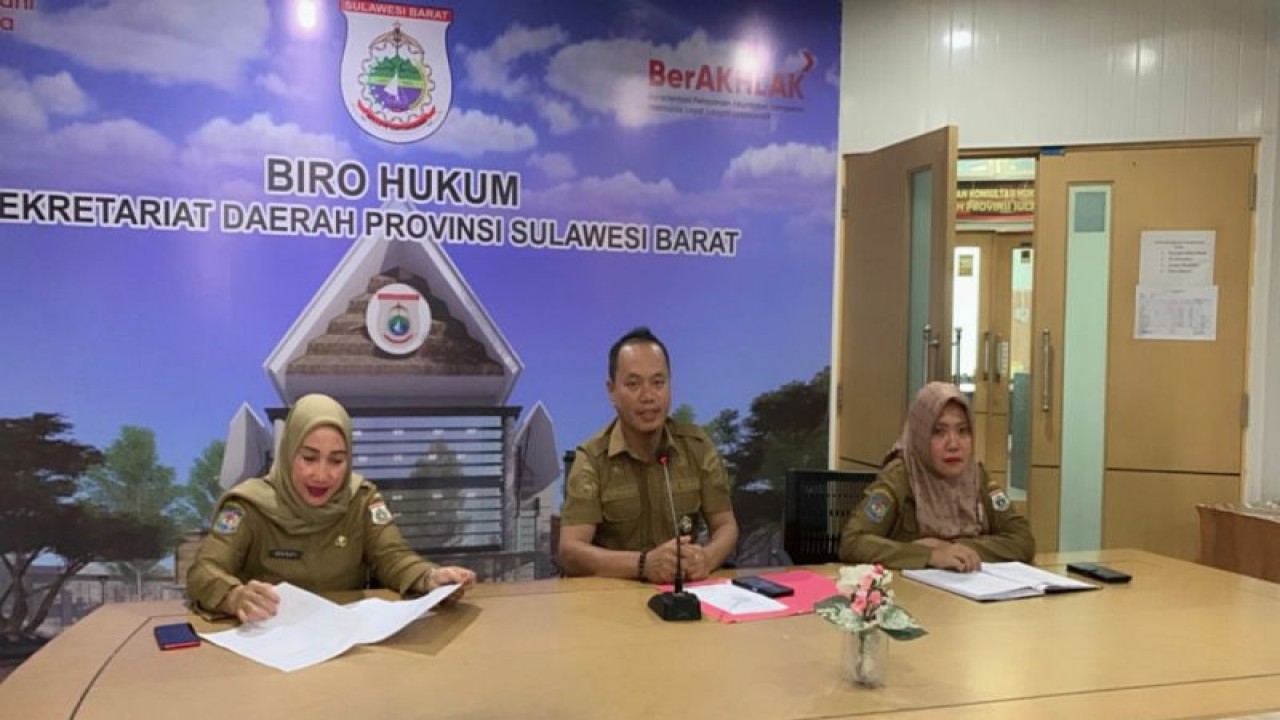 Kabag Perundangan-undangan Kabupaten Biro Hukum Sekretariat Daerah (Setda) Sulawesi Barat (Sulbar) Stephanus Buntu Madika (tengah). (ANTARA/HO/Diskominfo Sulbar)