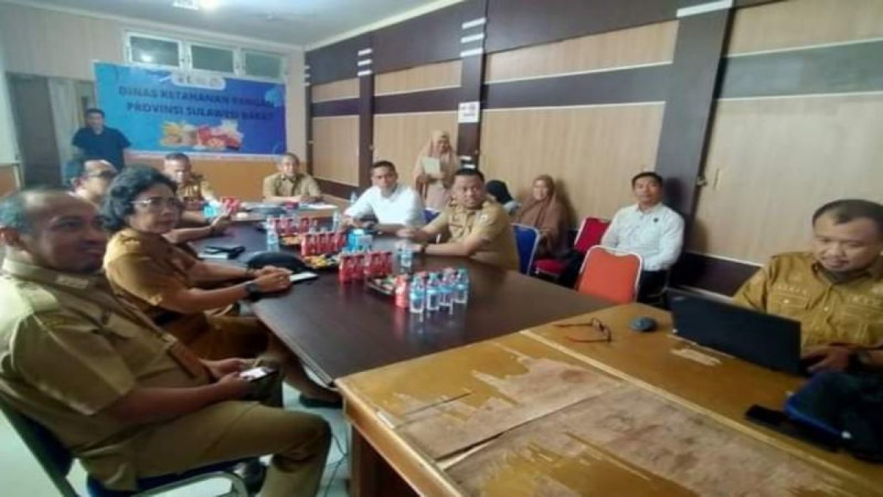 Pemerintah Sulbar melakukan rapat koordinasi penyaluran beras pangan murah kepada masyarakat penerima manfaat di Mamuju, Senin (16/10/2023) ANTARA Foto/ M Faisal Hanapi