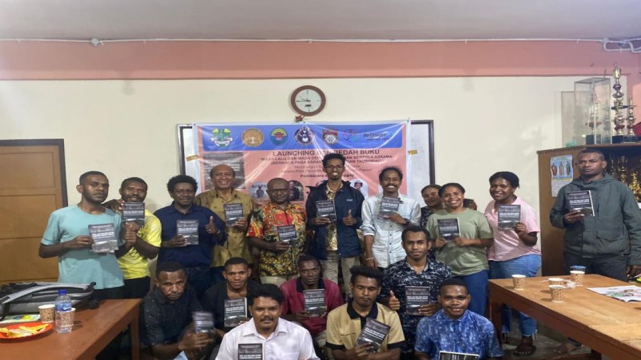 Foto bersama setelah peluncuruan dan bedah buku tentang pendidikan berpola asrama di Jayapura, Kamis (12/10) (ANTARA/HO-Dokumen pribadi Roberthus Yewen)