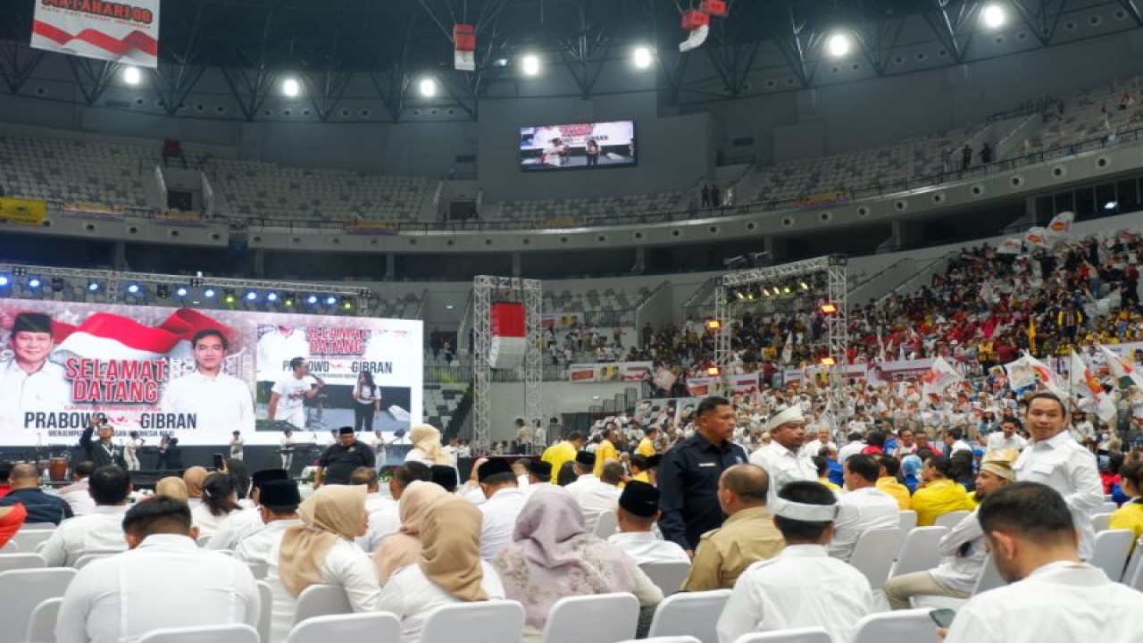 Pendukung bakal pasangan capres dan cawapres Prabowo Subianto-Gibran Rakabuming Raka berkumpul di Indonesia Arena, GBK, Jakarta Selatan, Jakarta, Rabu (25/10/2023). (ANTARA/Uyu Septiyati Liman)