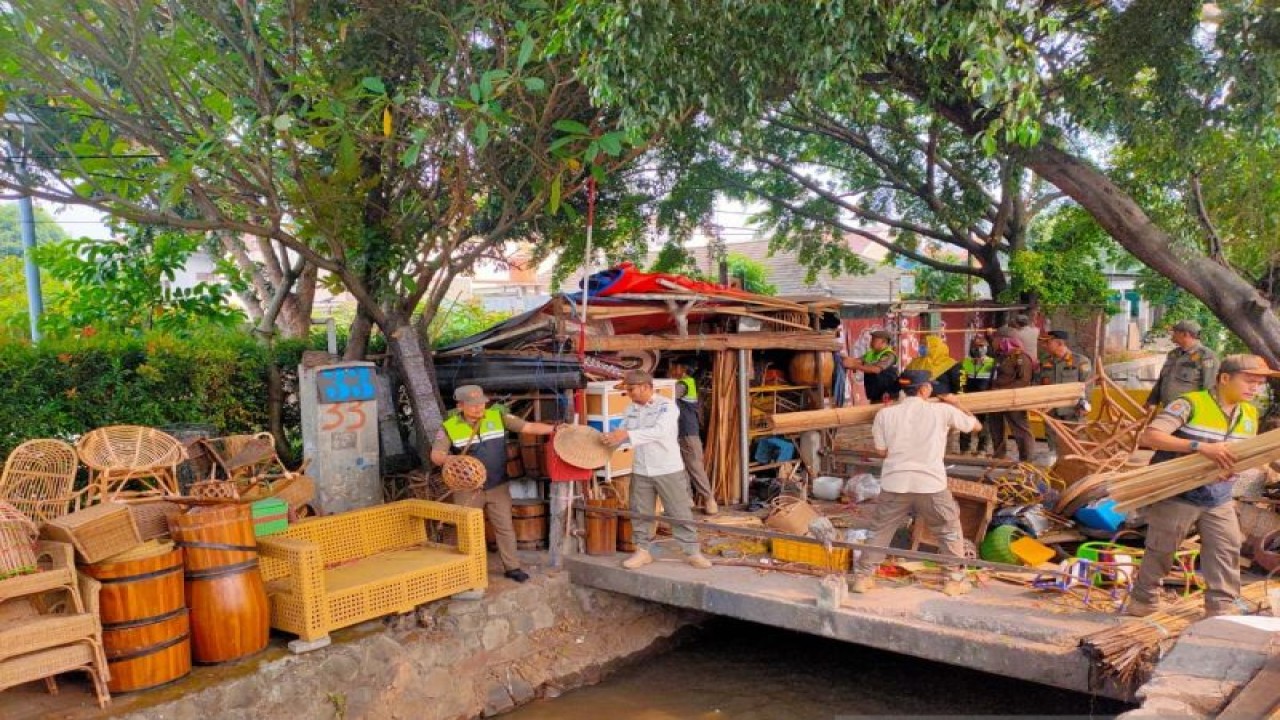 Penertiban pedangan rotan yang berjualan di atas saluran air di Jalan Raya Pasar Minggu, Pejaten Barat, Jakarta Selatan, Jumat (13/10/2023). ANTARA-HO/Kelurahan Pejaten Barat