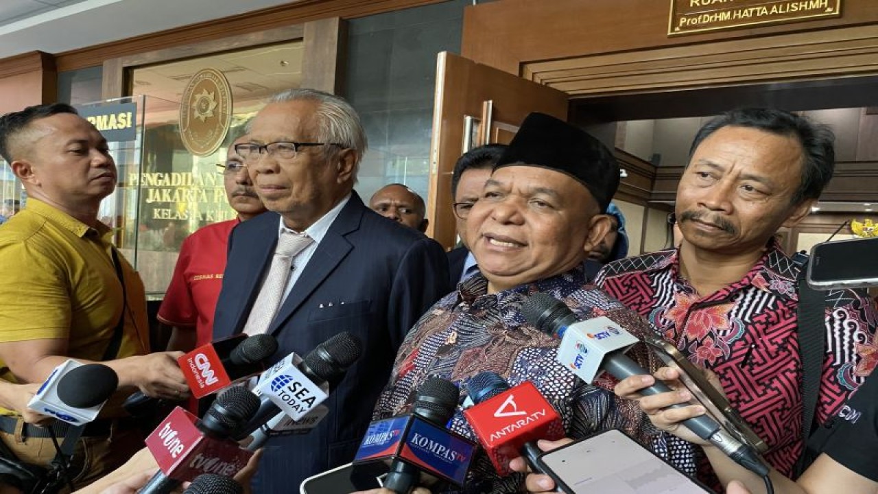 Pengacara Gubernur nonaktif Papua Lukas Enembe, Petrus Bala Pattyona (kanan), saat ditemui usai sidang putusan kliennya di Pengadilan Tipikor Jakarta Pusat, Kamis (19/10/2023). (ANTARA/Fath Putra Mulya)