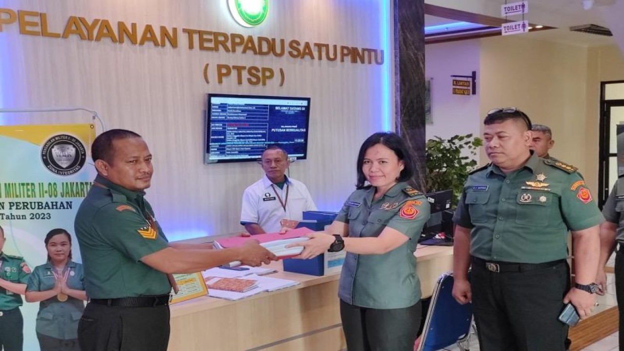 Staf Oditurat Militer II-07 Jakarta Letnan Satu Kum Citra Dewi Manurung yang didampingi Kepala Oditurat Militer II-07 Jakarta Kolonel Kum Riswandono Haryadi saat menyerahkan berkas perkara kasus pembunuhan Imam Masykur yang melibatkan oknum anggota Paspampres, Praka RM kepada petugas Pelayanan Terpadu Satu Pintu (PTSP) di Pengadilan Militer II-08 Jakarta, Penggilingan, Cakung, Jakarta Timur, Senin (23/10/2023). ANTARA/Syaiful Hakim