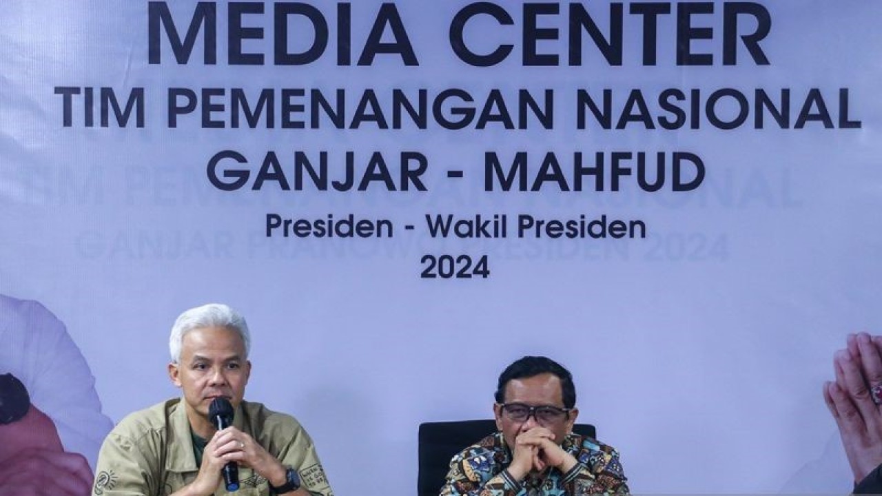 Bakal Pasangan Calon Presiden dan Wakil Presiden RI Ganjar Pranowo (kiri) dan Mahfud Md. (kanan) menjawab pertanyaan wartawan saat meninjau Media Center Tim Pemenangan Nasional (TPN) Ganjar Presiden di Jakarta, Minggu (22/10/2023). ANTARA FOTO/Fauzan/Spt.