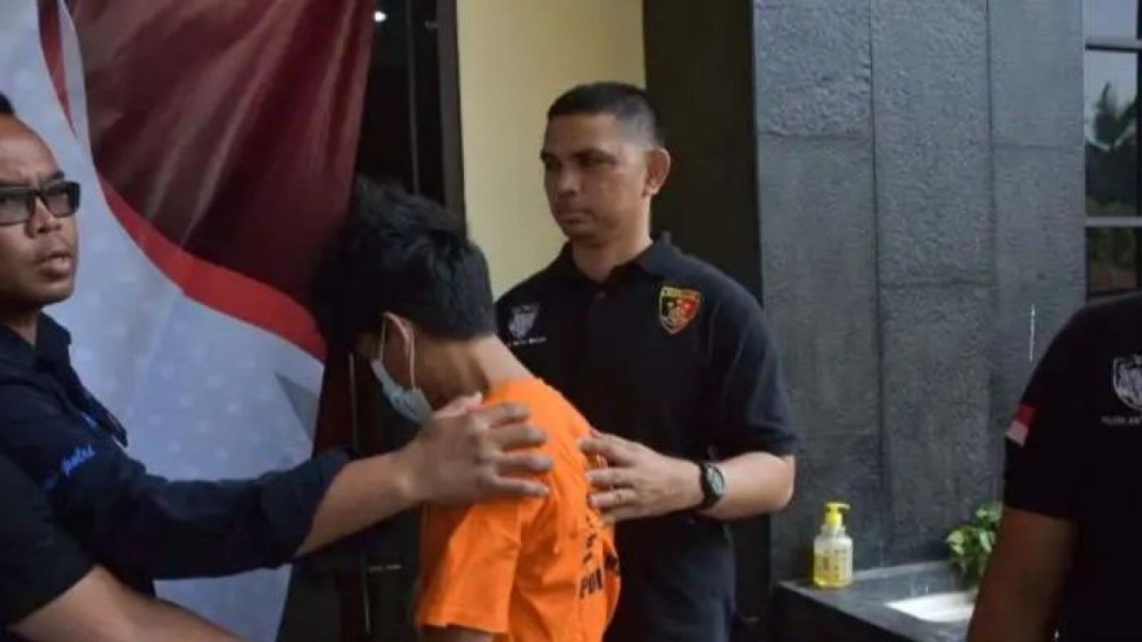 Pelaku penipuan modus rekrutmen kerja di perusahaan ternama dihadirkan petugas saat ungkap kasus di Mapolres Metro Bekasi, Selasa (3/10/2023). (ANTARA/Pradita Kurniawan Syah).