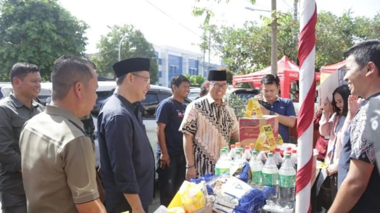 Penjabat Bupati OKU Teddy Meilwansyah meninjau pasar murah. (ANTARA/Edo Purmana/23)