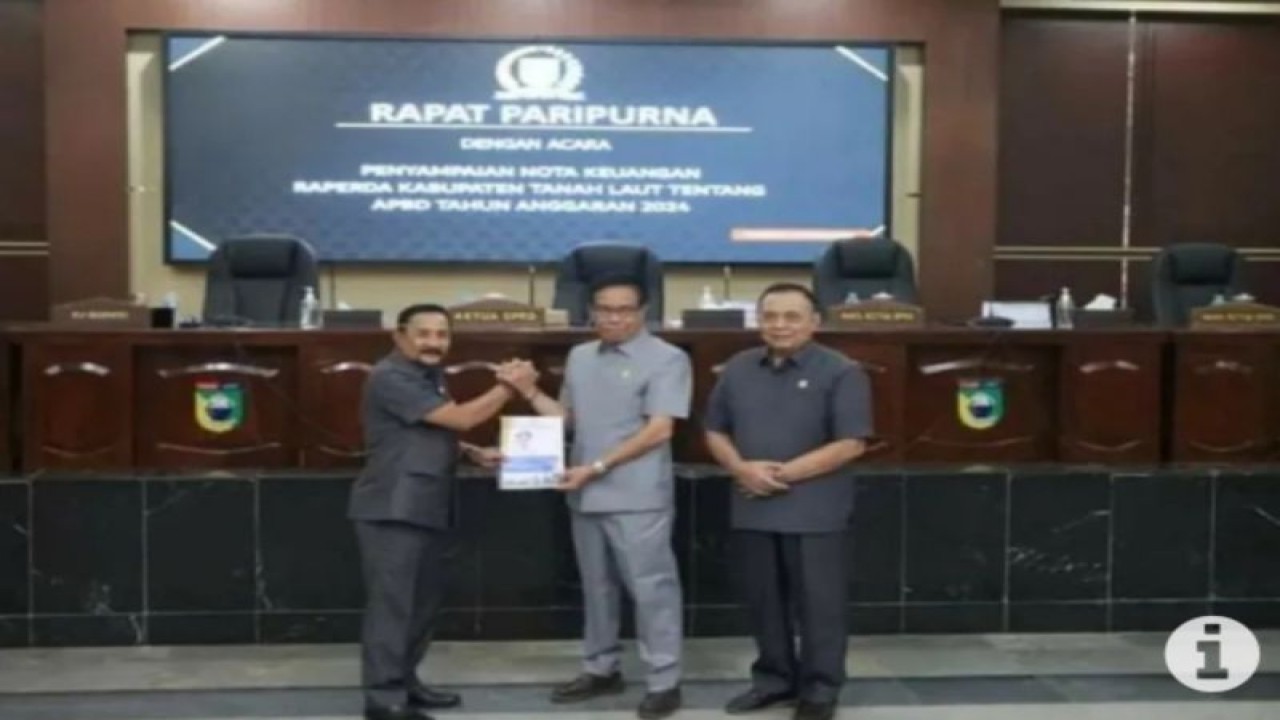 Penjabat Bupati Tanah Laut H Syamsir Rahman menghadiri rapat paripurna di Gedung DPRD Tanah Laut. (ANTARA/HO-Diskominfo Tanah Laut)