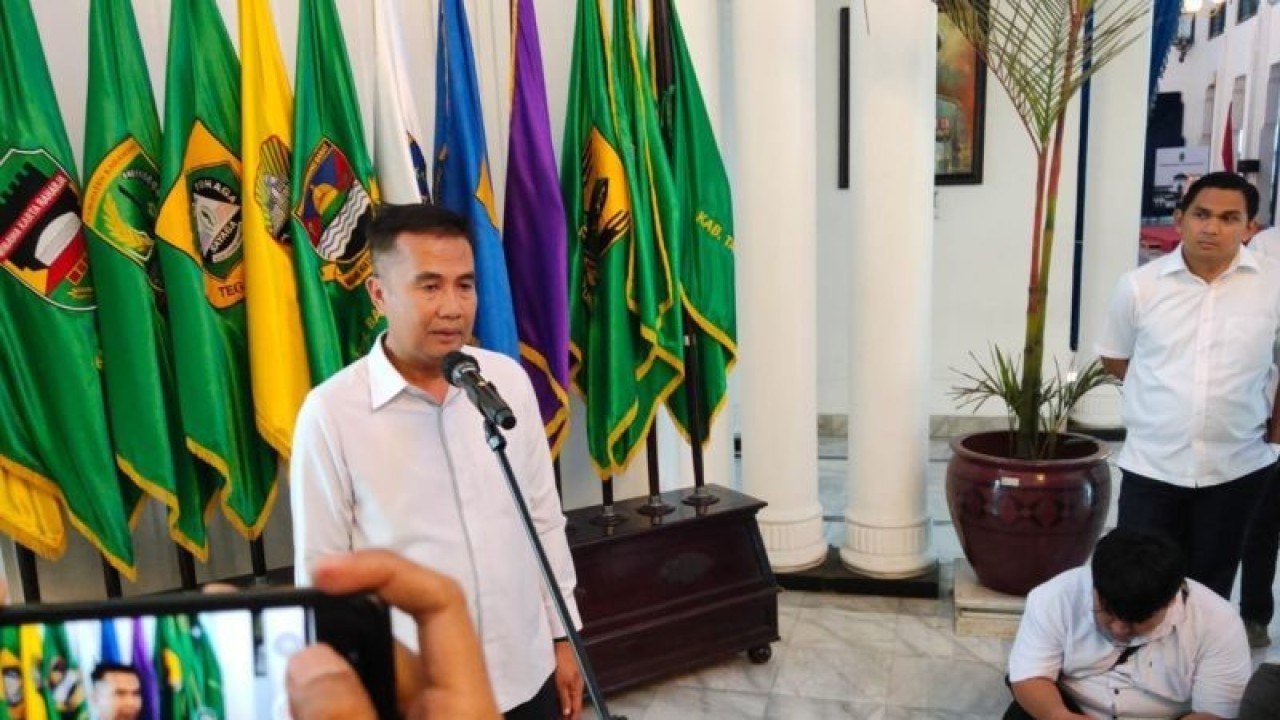 Penjabat Gubernur Jawa Barat Bey Triadi Machmudin memberikan keterangan di Gedung Sate Bandung. (ANTARA/Ricky Prayoga)