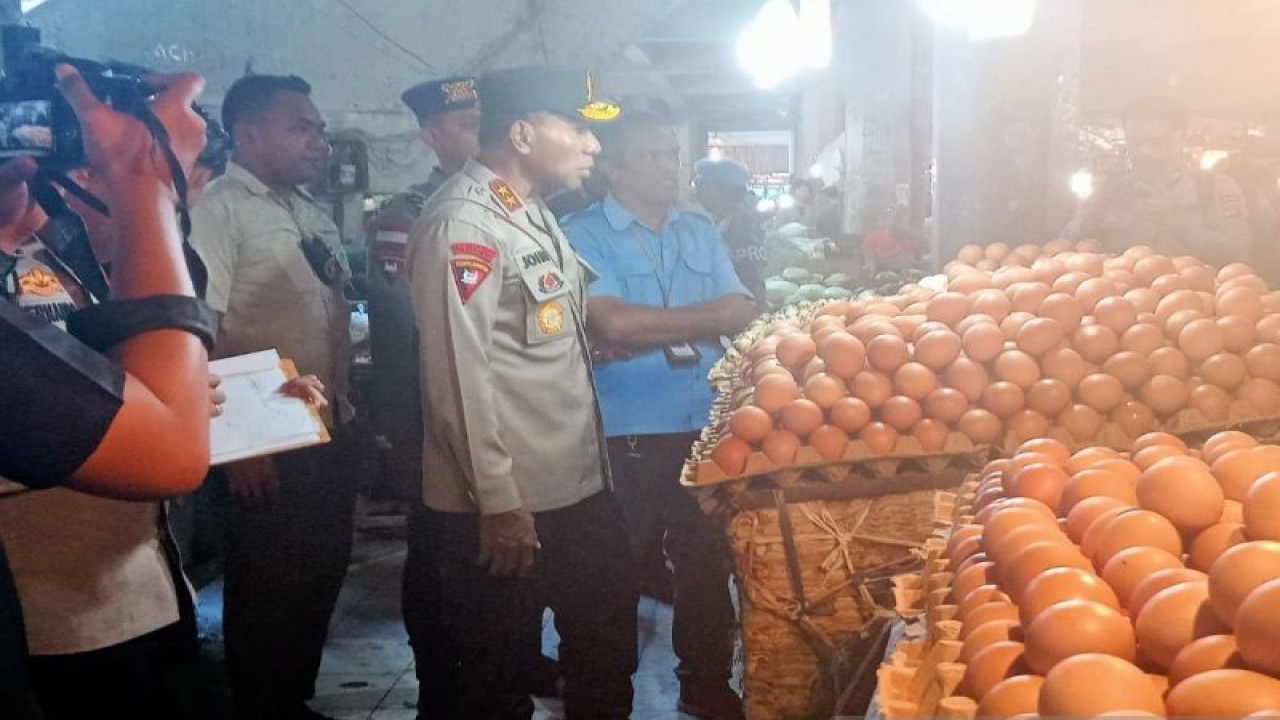 Kapolda Nusa Tenggara Timur Jhoni Asadom melakukan pemantauan harga kebutuhan pokok masyarakat di Pasar Kasih Naikoten Kota Kupang, pekan lalu. (ANTARA/Benny Jahang)