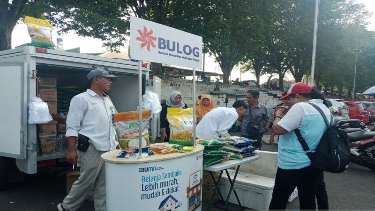 Penjualan beras SPHP Perum Bulog Belitung (ANTARA/Kasmono-Apriliansyah)