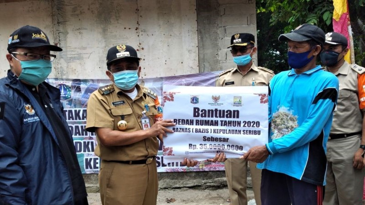 Penyerahan simbolis bantuan bedah rumah di Pulau Sebira. (ANTARA/Fauzi Lamboka)