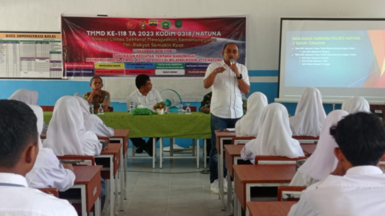 Suasana penyuluhan bahaya penyalahgunaan di SMA N 1 Bunguran Timur Laut. (ANTARA/Muhamad Nurman)