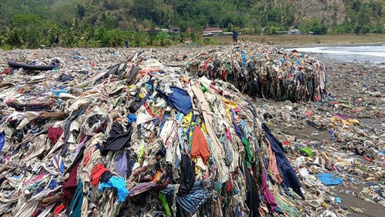 Tumpukan limbah kain perca yang mendominasi keberadaan sampah yang menutupi pesisir Pantai Cibutun, Desa Sangrawayang, Kabupaten Sukabumi, Jabar. Antara/Aditya Rohman