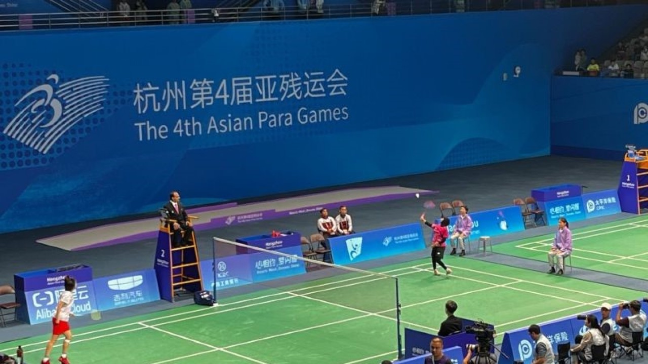 Suasana pertandingan final Para bulu tangkis sektor tunggal putri SL3 Asian Para Games Hangzhou, yang mempertandingkan wakil Indonesia Qonitah Ikhtiar Syakuroh vs wakil China Xiao Zuxian di Binjiang Stadium, China, Kamis (26/10/2023). (ANTARA/Arnidhya Nur Zhafira)