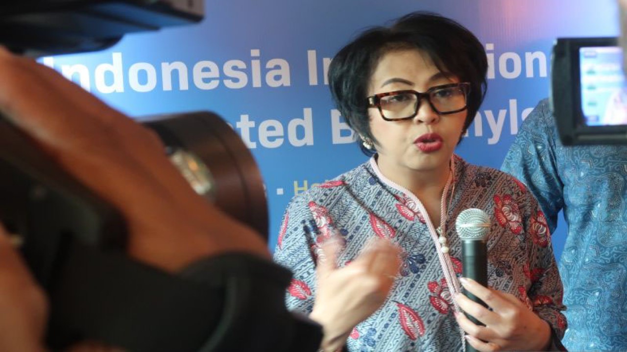 Direktur Jenderal Pengelolaan Sampah, Limbah, dan B3 KLHK Rosa Vivien Ratnawati memaparkan berbagai upaya Indonesia untuk menghapus senyawa PCBs dalam sebuah konferensi pers pada lokakarya pengelolaan PCBs di Hotel Kempinski, Jakarta, Rabu (4/10/2023). (ANTARA/Sugiharto Purnama)