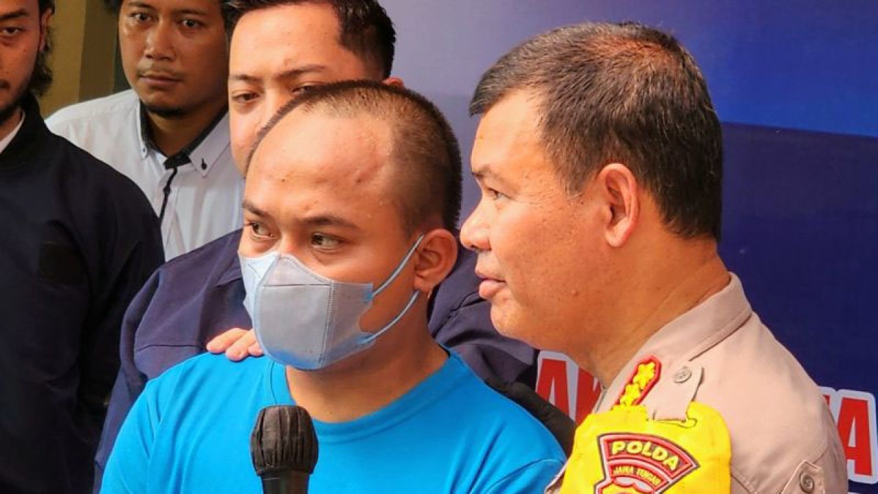 Tersangka mucikari prostitusi daring di Banyumas dihadirkan saat pers rilis Ditkrimsua Polda Jateng, Kota Semarang, Senin (30/10/2023). ANTARA/I.C. Senjaya