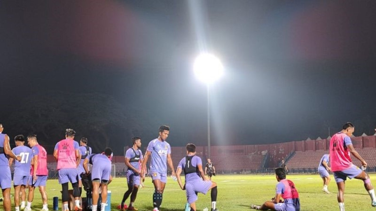 Persik Kediri latihan di Stadion Brawijaya, Kediri , Jawa Timur. ANTARA/ Asmaul
