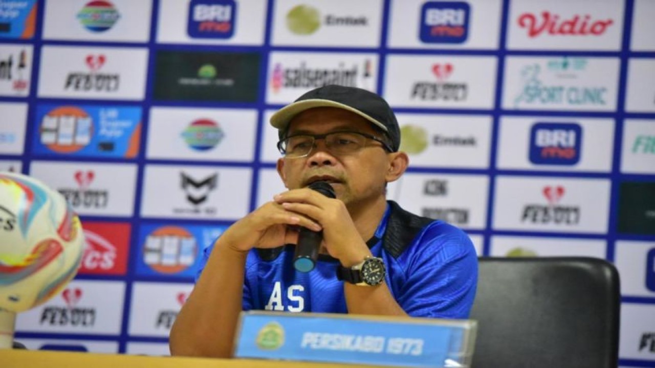 Pelatih Persikabo 1973 Aji Santoso ketika berbicara pada sesi konferensi pers jelang pertandingan menghadapi Persis Solo, Kamis (5/10/2023). (HO-Persikabo 1973)