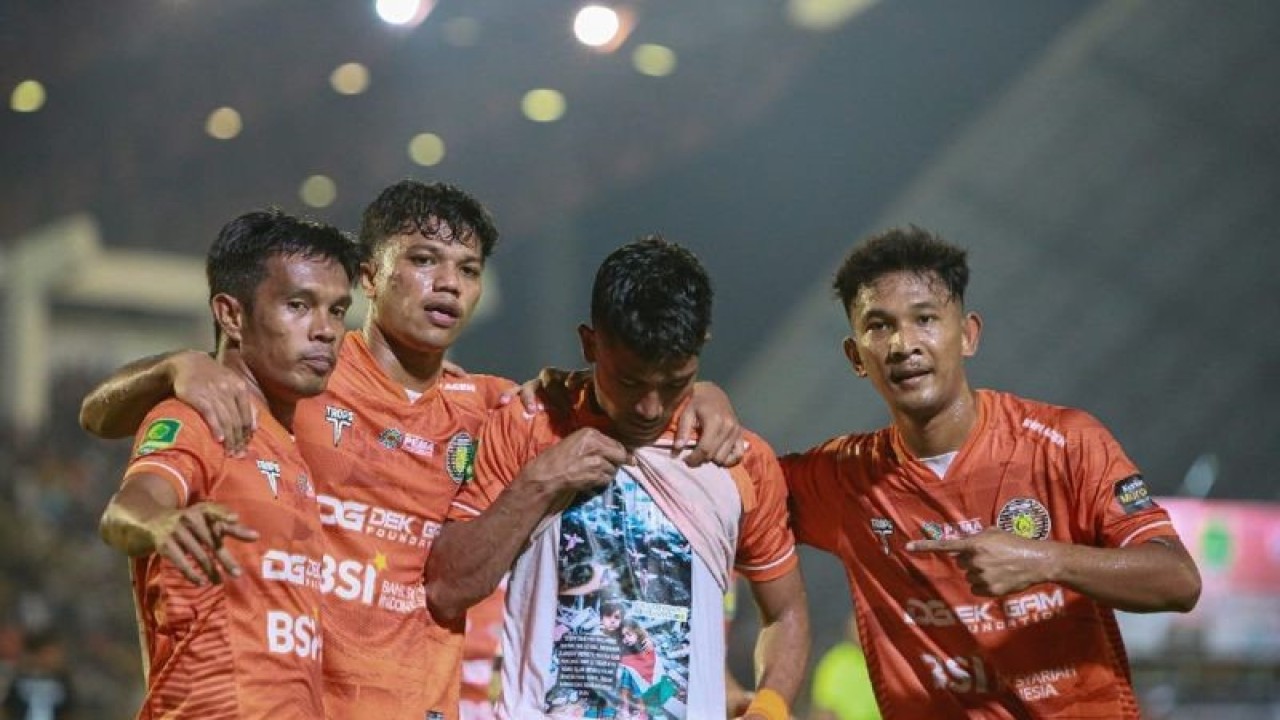 Pemain Persiraja Banda Aceh saat melakukan selebrasi usai mencetak gol ke gawang Semen Padang FC, di stadion Harapan Bangsa Banda Aceh, Sabtu malam (21/10/2023) (ANTARA/Khalis Surry)