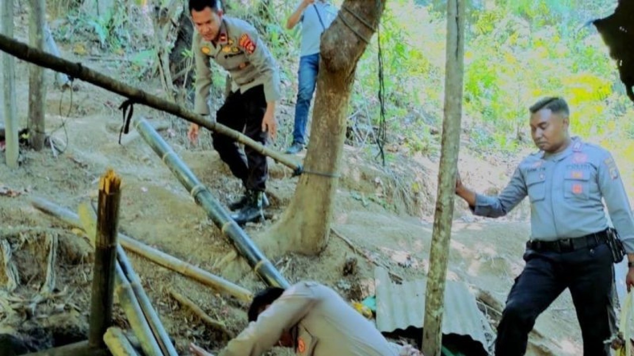 Personel Kepolisian saat membongkar peralatan dan tempat produksi minuman beralkohol. (ANTARA/HO- Zulkifli Polimengo)