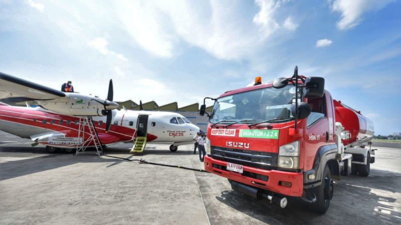 Pertamina melakukan pengisian bahan bakar nabati jenis bioavtur J2.4 ke pesawat uji guna mengetahui performansi mesin. (ANTARA/HO-Pertamina)